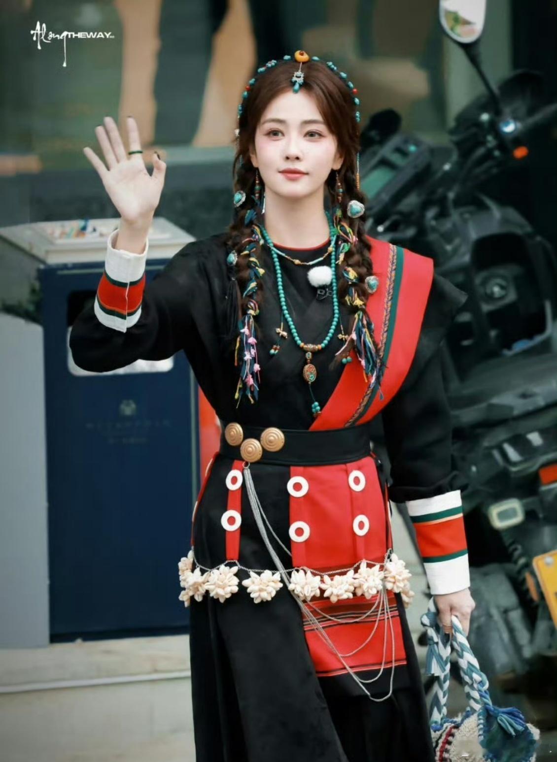 白鹿宋雨琦藏服造型《奔跑吧》这次藏服造型选角也太会了！白鹿的灵动适配度满分，宋