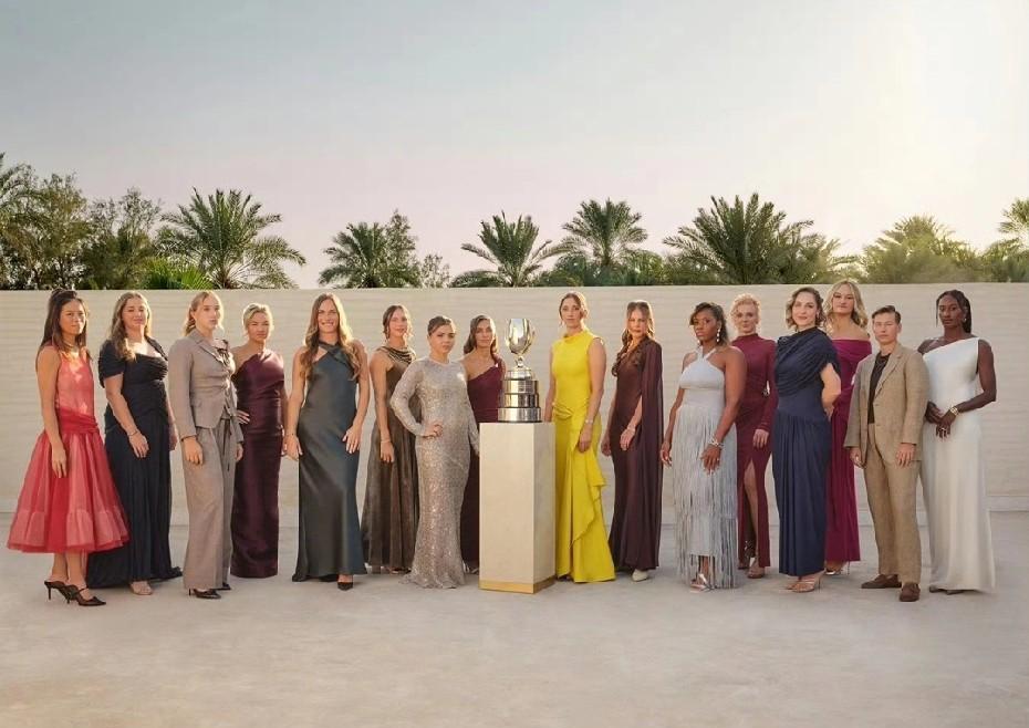 萨巴伦卡红得像火，斯瓦泰克亮得像旗，不是为了好看——是打仗的信号。网球不再只