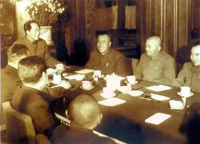 会理会议期间，争吵很厉害，林彪抱怨老走弯路，甚至建议改变红军的领导，让彭德怀来指