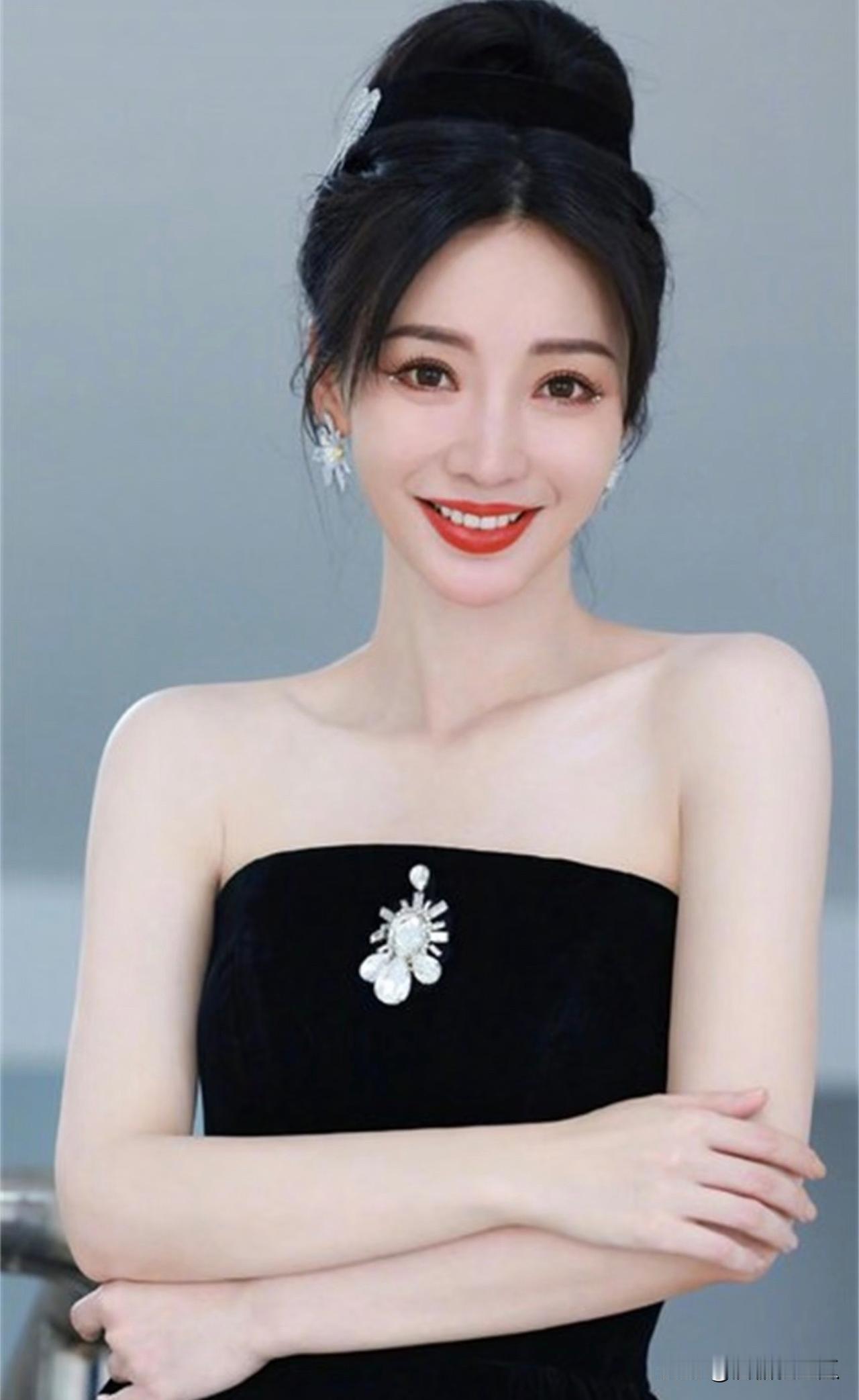 柳岩这个事，让所有女生明白一个道理，那就是你可以年轻的时候不结婚，拼事业。那么
