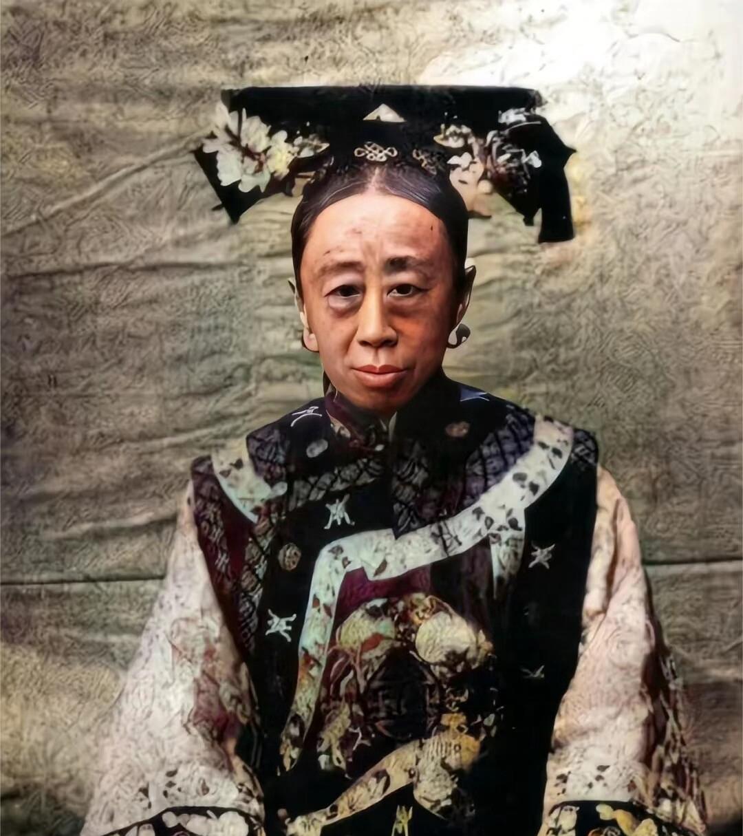 1885年，50岁的慈禧正在试穿新衣服，忽然听见身后有人说道：“一个老寡妇，妖里