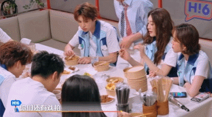 沈腾李小冉也没戏拍了吗两位实力派演员的调侃刷屏网络，玩笑背后道出影视圈现状，就连