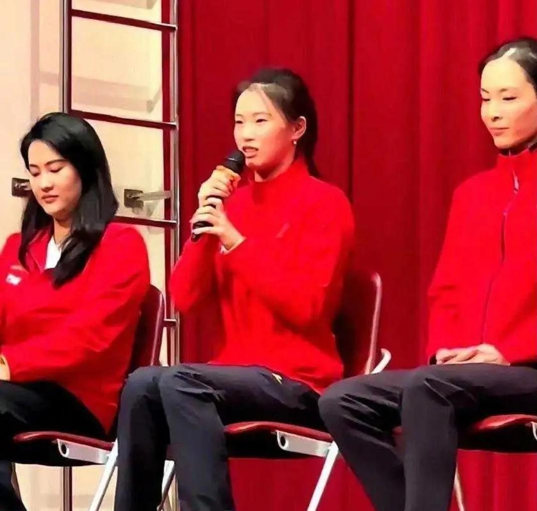 全红婵没去合影，她在训练馆里每天跳五百次水。教练组把计划精确到秒，每个动作拆解