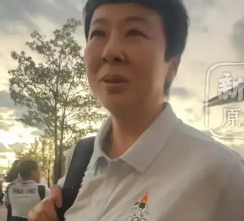记者举着话筒，笑眯眯问冯坤："中泰比赛，您盼谁赢？"这问题搁一般人身上，答哪边都