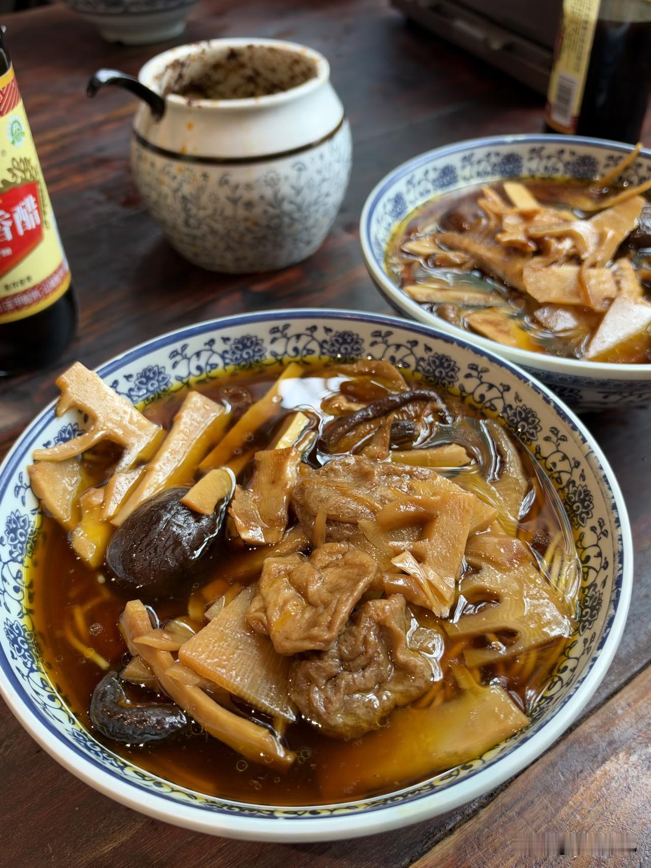 在苏州上学时，就爱吃这个素浇面，西园寺叫观音面，油面筋竹笋木耳特别好吃，其他面馆