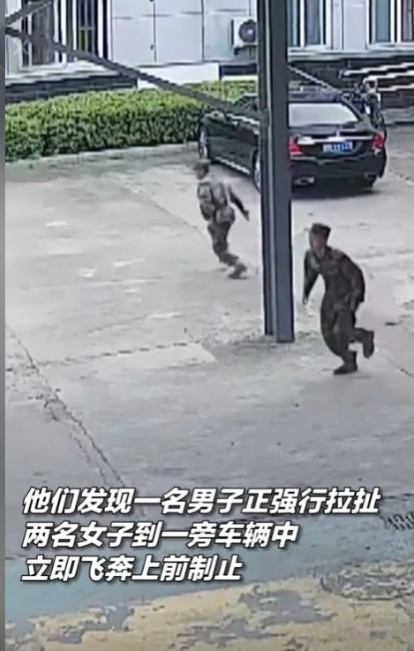 “胆子太大了！”浙江金华，武警金华支队某中队外，一男子强行拖拽两名女子至一旁的车