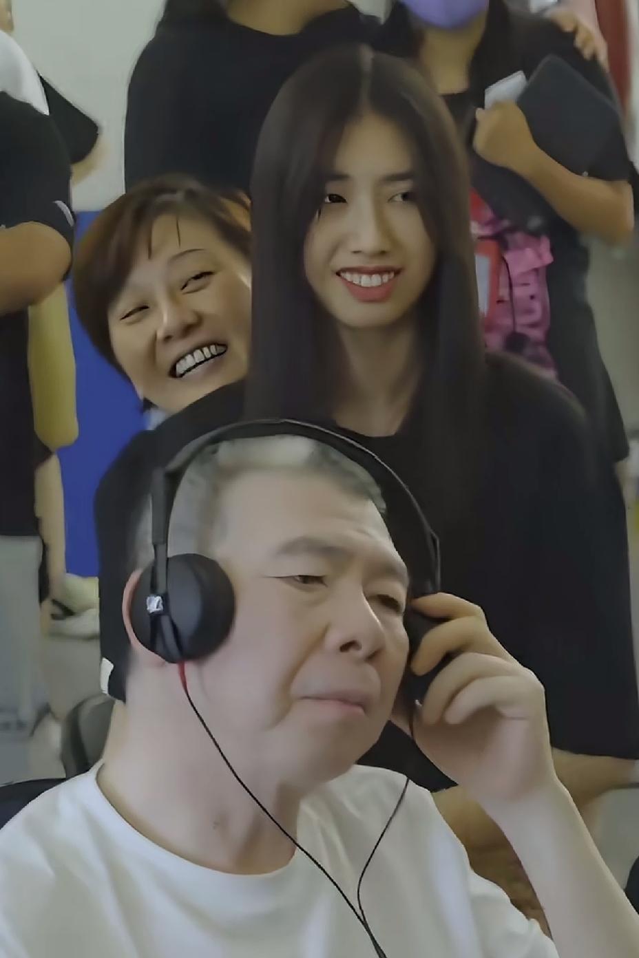 幸福的一家三口，女儿虽然是领养的，却胜是亲生，徐朵长得很像她的养父冯小刚。