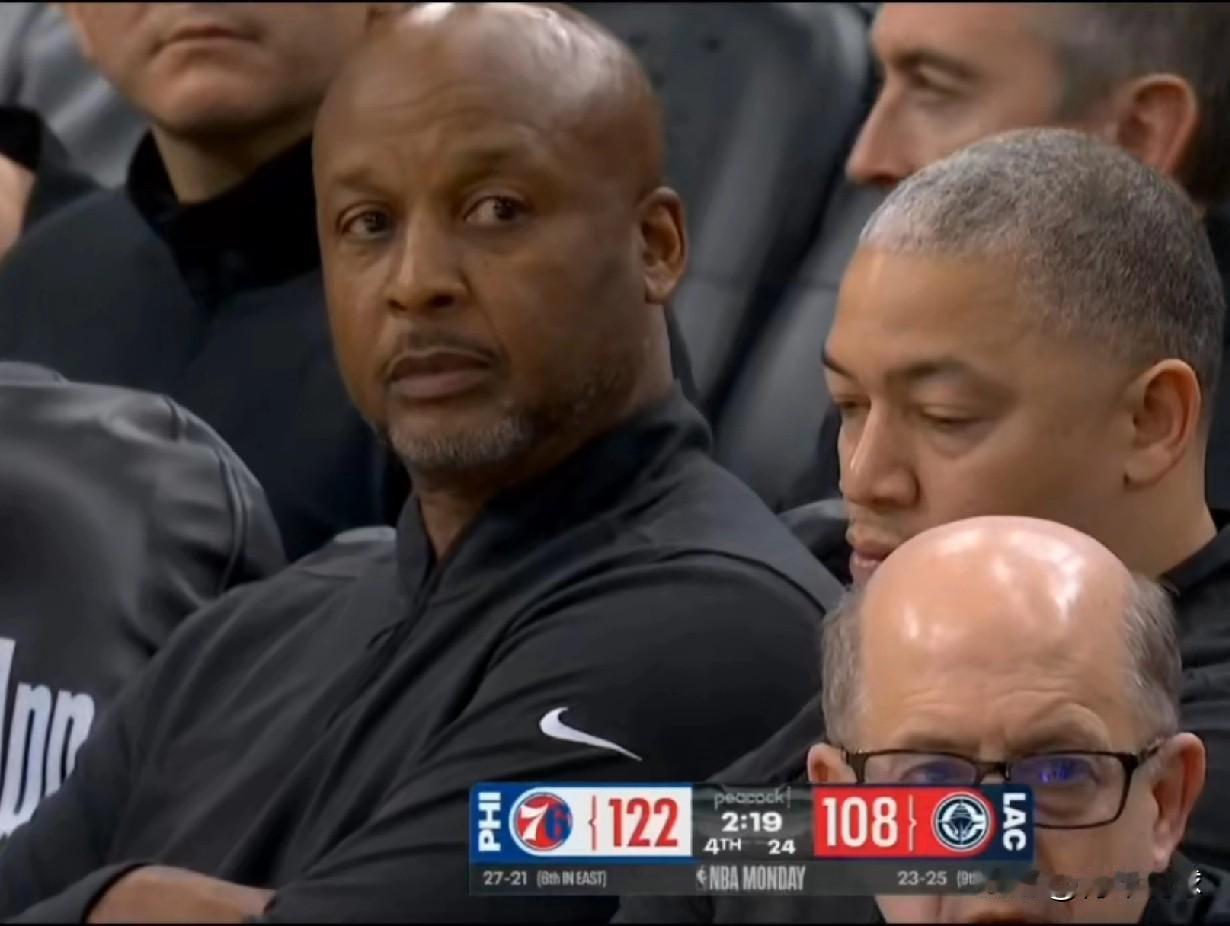 士气低迷，快船队众生相一览！在今天快船队主场对阵76人队的比赛期间爆出了一则