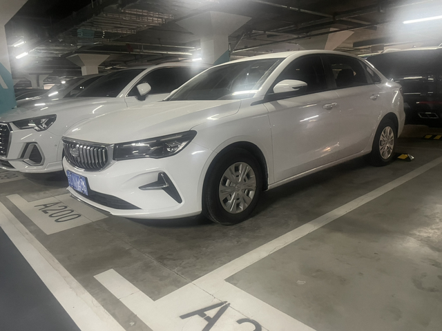 开了不到五千公里感觉市区代步还行油耗还可以我开车油门比较大表显是综合油耗