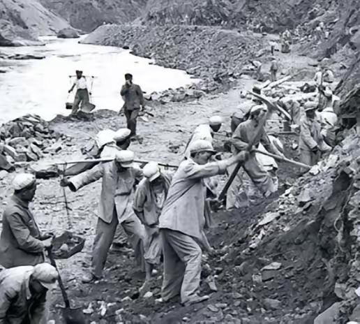 一碗青稞糌粑掀出的军魂：18军进藏的铁血与温情1952年藏区，18军军部的