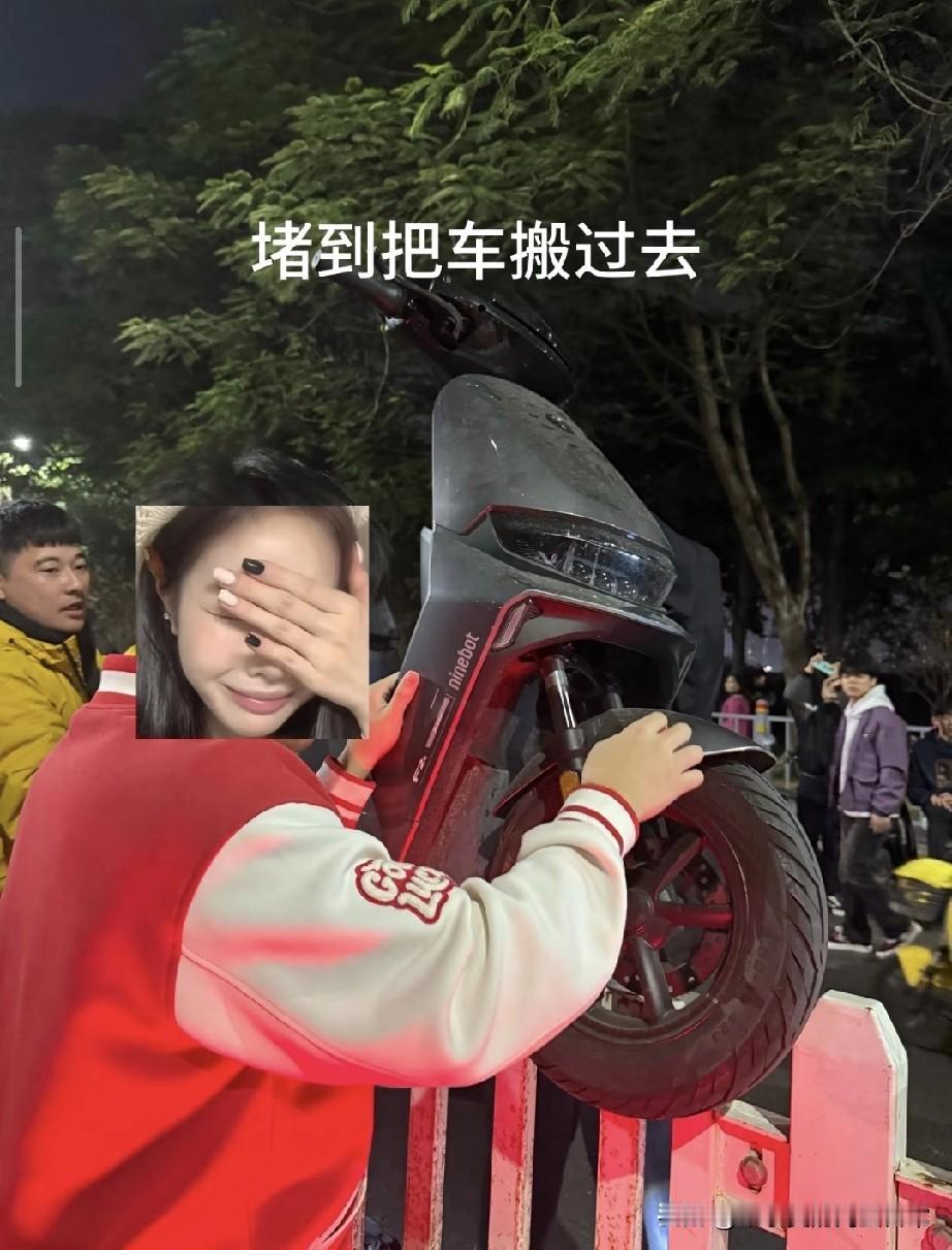 佛山跨年你绝对后悔了，堵到抬电动车走!来佛山跨年的朋友怕是要哭了！现场实拍