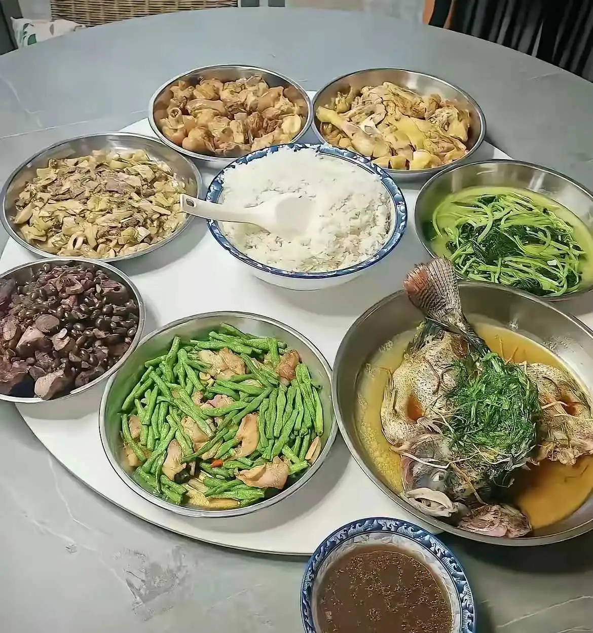 这一桌菜，大家能猜到是哪里的菜系不？