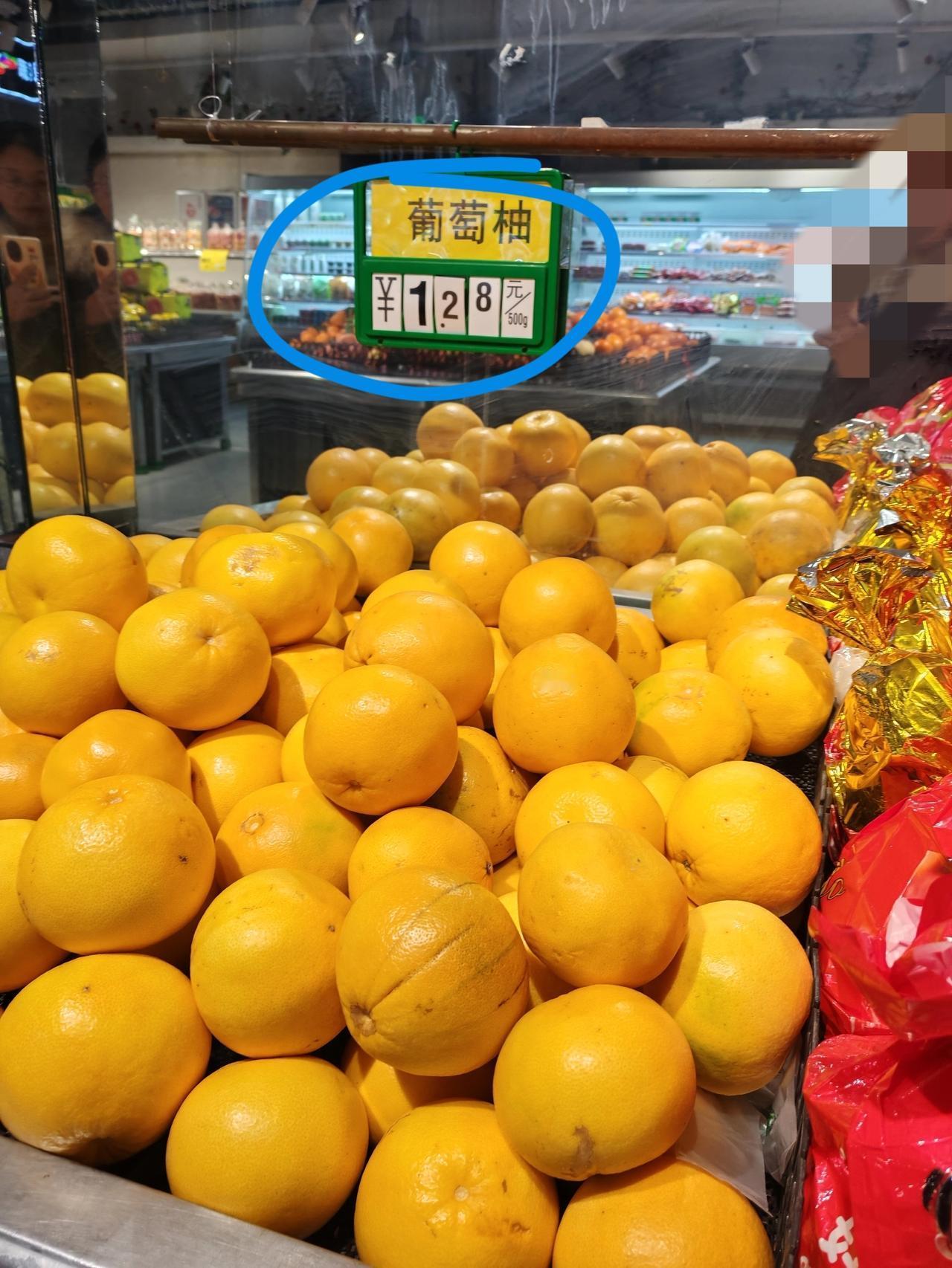 分享一下水果行情12月17日，陕西西安。这会午休，我来到单位附近的一家超市看看