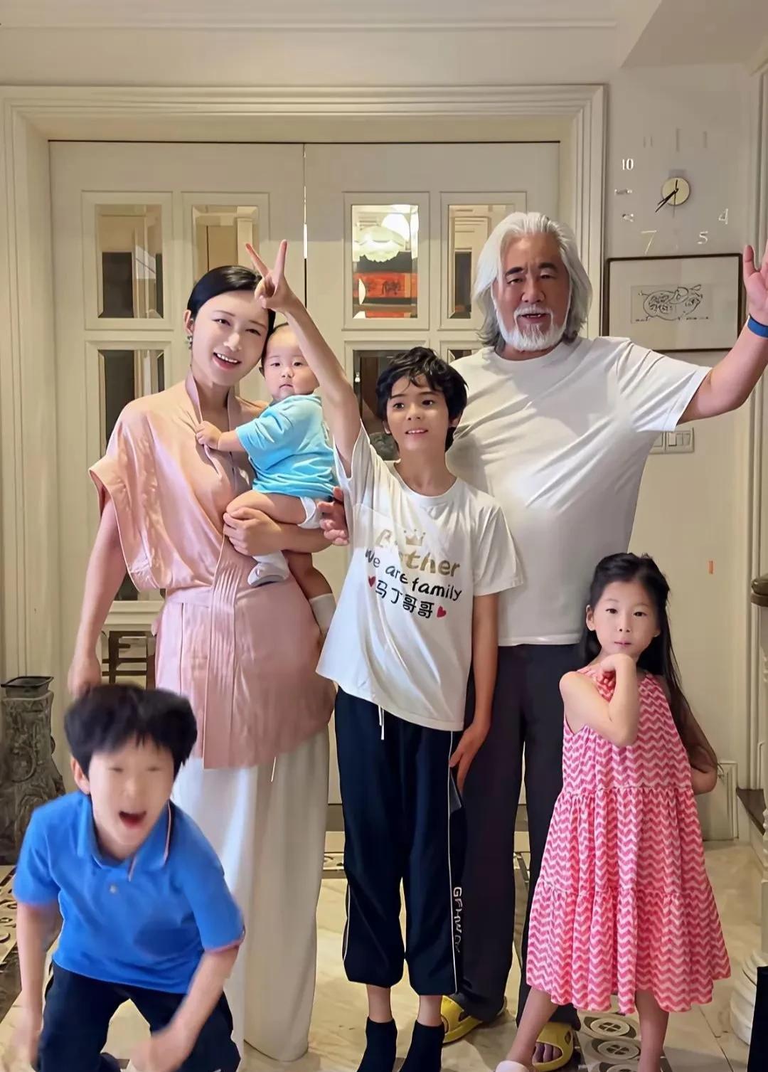 张纪中父亲节晒全家福，74岁了还为国家人口作贡献，不遗余力生儿育女。