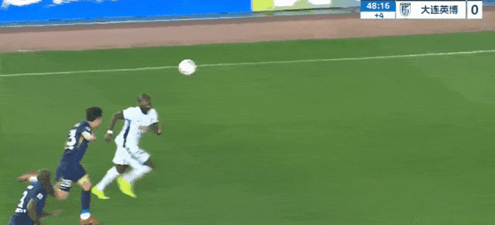 中超联赛武汉三镇对大连英博的比赛中出现争议性点球判罚!中超联赛第二轮武汉三镇对