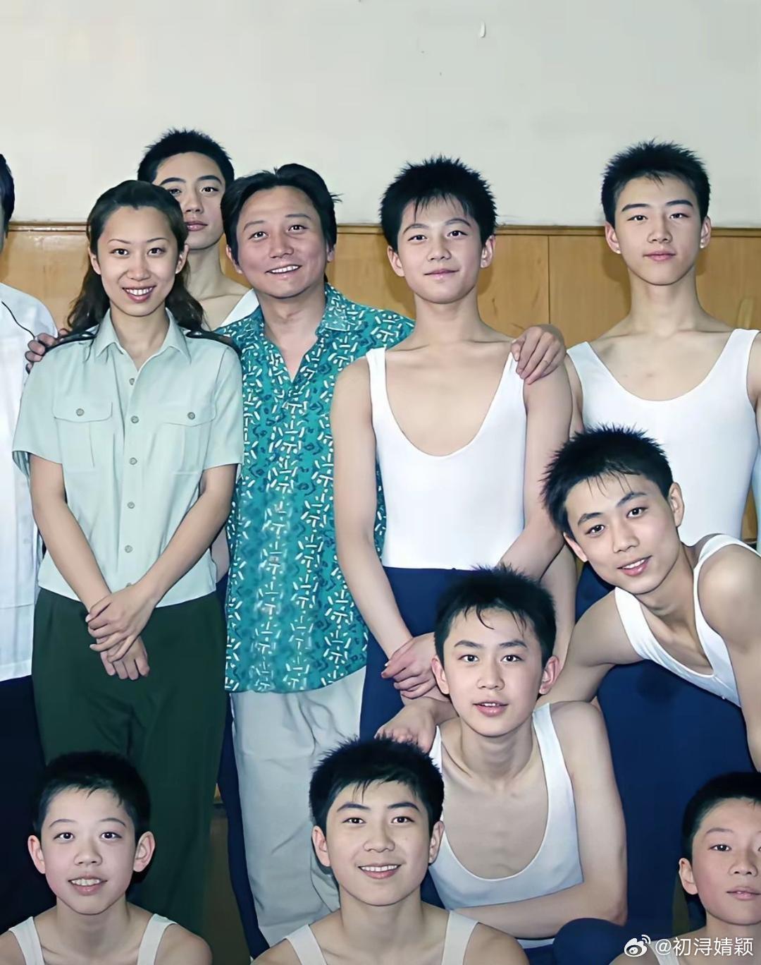 上学‎那‏‏⁠会儿杨洋﻿确实长得挺‎清秀的，不‏‏过他身边﻿的同学颜‎值也⁠⁠不