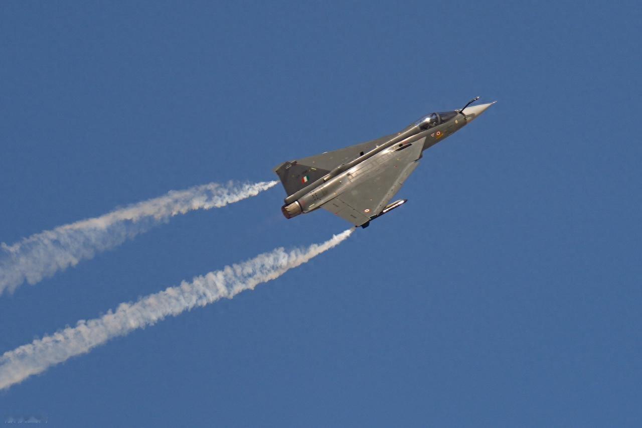 迪拜航展一声巨响，印度“国之光辉”彻底摔碎了！巴基斯坦那边却传来喜讯，这绝不是一