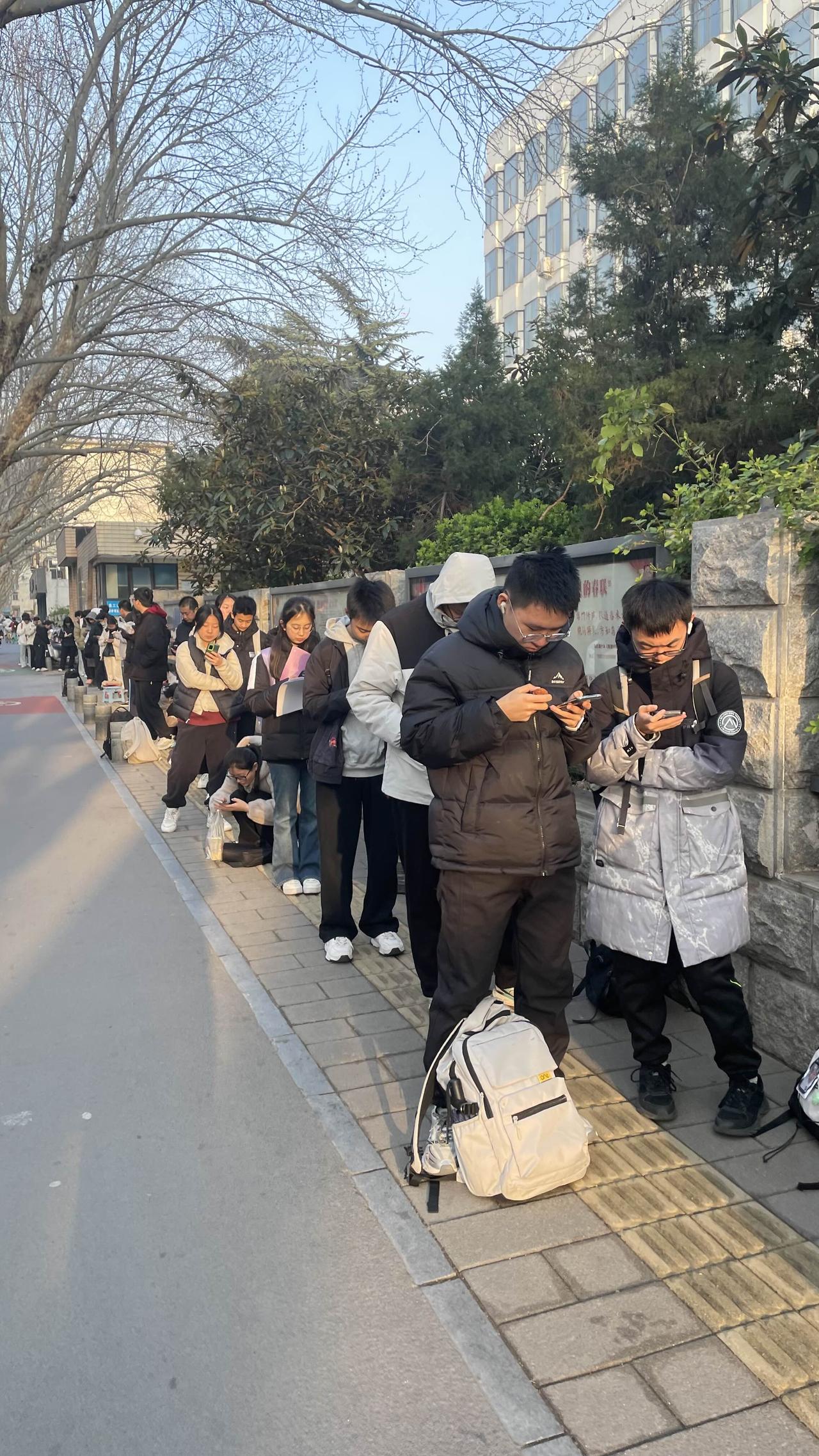 郑州伊河路嵩山路，河南省图书馆门口，每天早上七八点，很多同学排队上早自习，与车水