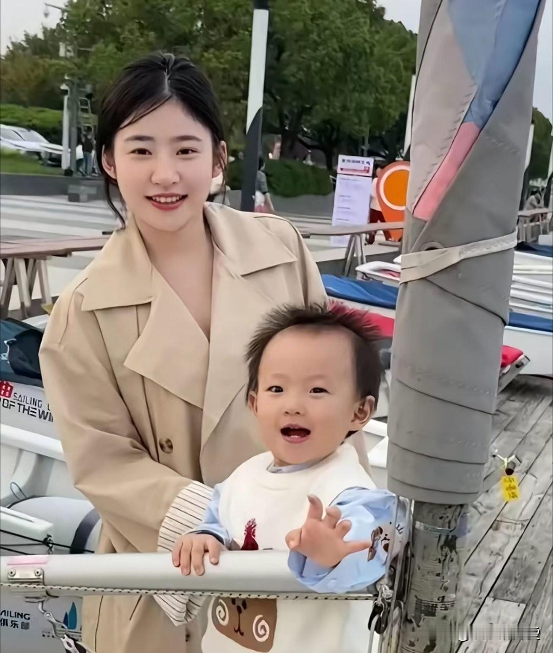 近日，与黄一鸣相恋8年的前男友更新视频，对黄一鸣提出三点要求，如果黄一鸣都做到了