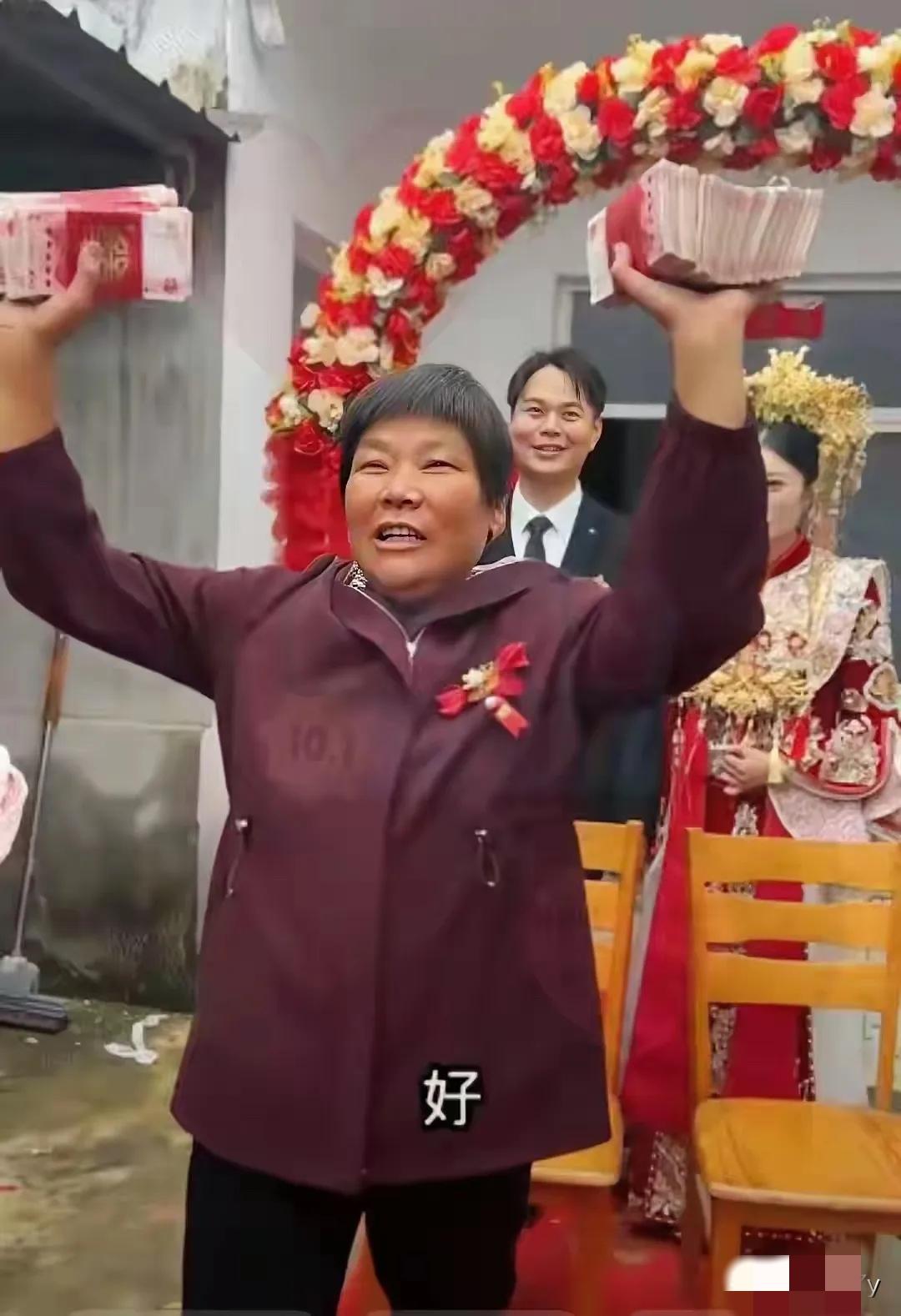 这样的丈母娘真让人难堪，都说财不外露，这在婚礼的现场，新郎的丈母娘也是格外大方啊