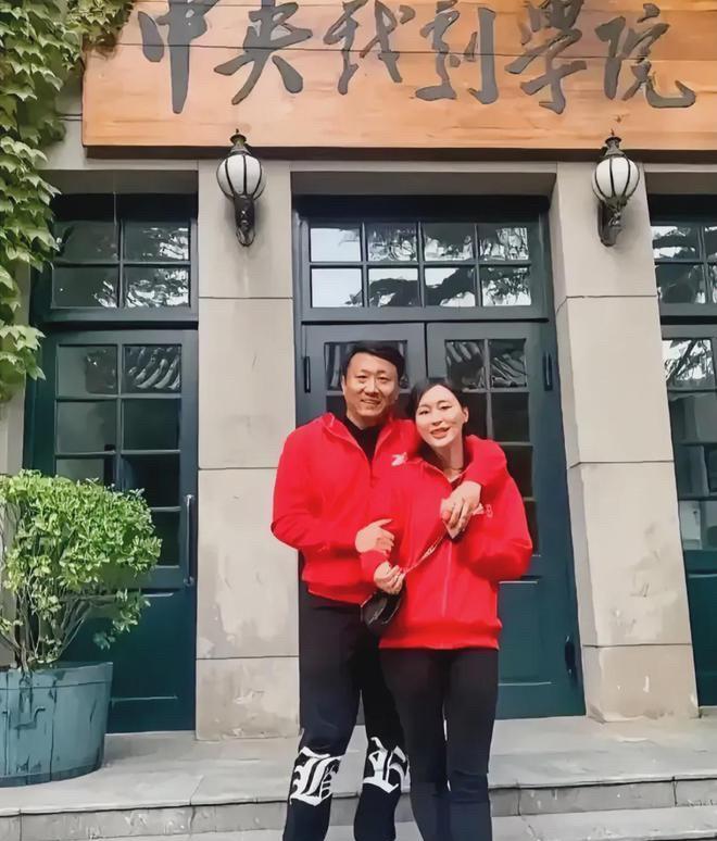 原来他们是中戏的同学，也是现实中的一对明星夫妻。男的在《南来北往》、《虎胆雷霆》