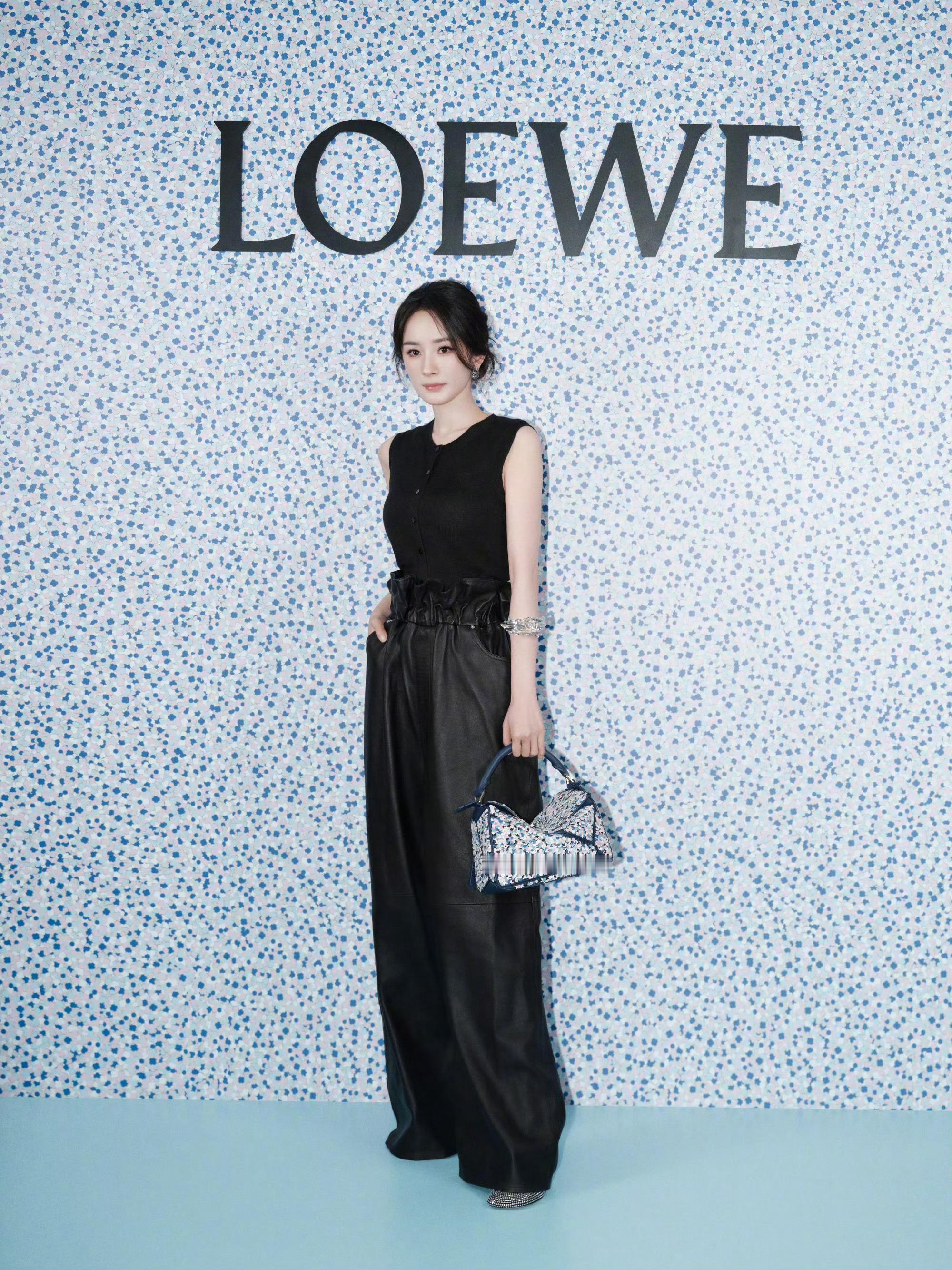 杨幂ym杨幂loewe罗意威全球品牌代言人在光影交织的奇妙空间，身着一