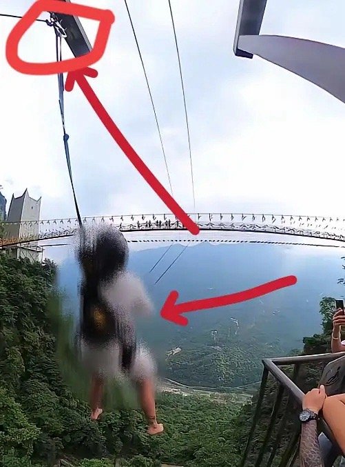 四川那个悬崖秋千我也去过不是大家想象那样的这回断的也不是胸口的安全绳，而是本来就