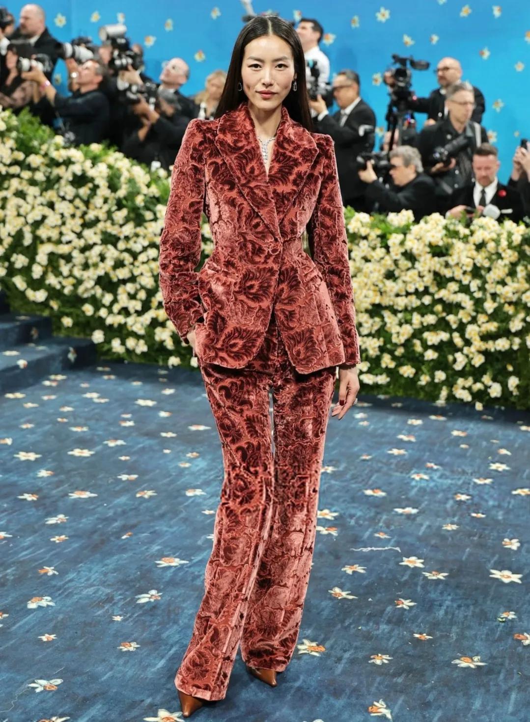 蔡崇信老婆吴明华出席MetGala，戴祖母绿，气场大！一年一度的MetG