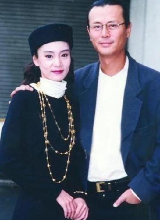 1997年，38岁的刘雪华怀了刘德凯的孩子，分外开心的她正在筹备婚礼，突然接到了