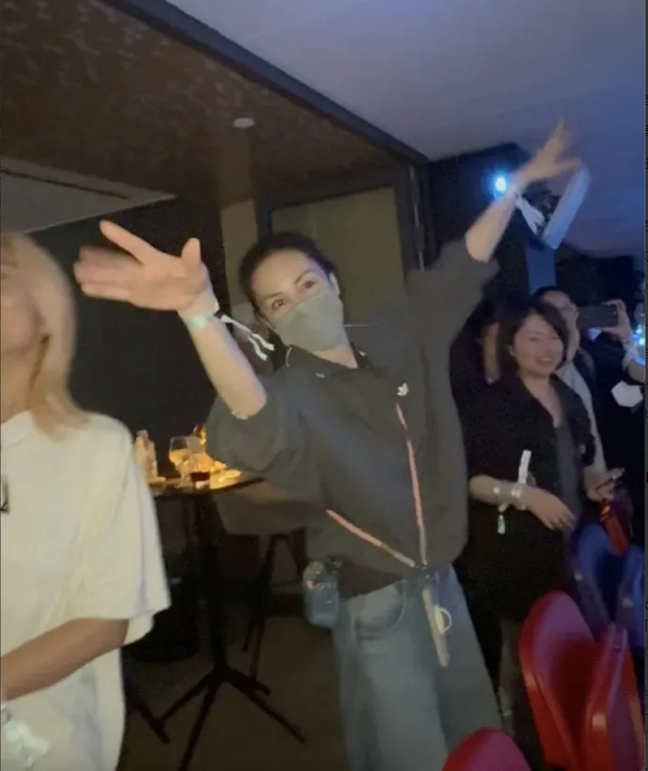 王菲现身谢霆锋演唱会这事儿，本该是华语乐坛的世纪同框，愣是被她那忘情舞动的身影
