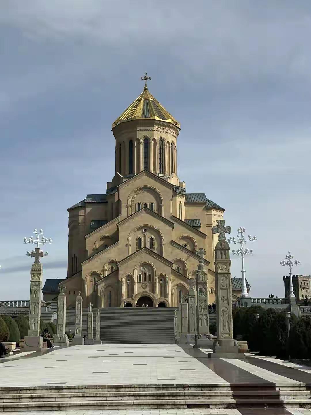 680块一张的豪华船票，上船后屁股还没坐热，服务员就凑过来了。“姐，漓江的河