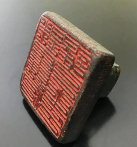 1985年，女大学生王姝颖，假期去舅舅家。她看侄子用绳子拖着个铜疙瘩在玩，有点好