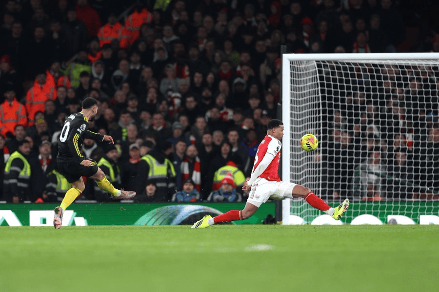 阿森纳2-3曼联全场数据: 射门15-10, 射正4-3, 绝佳机会1-1