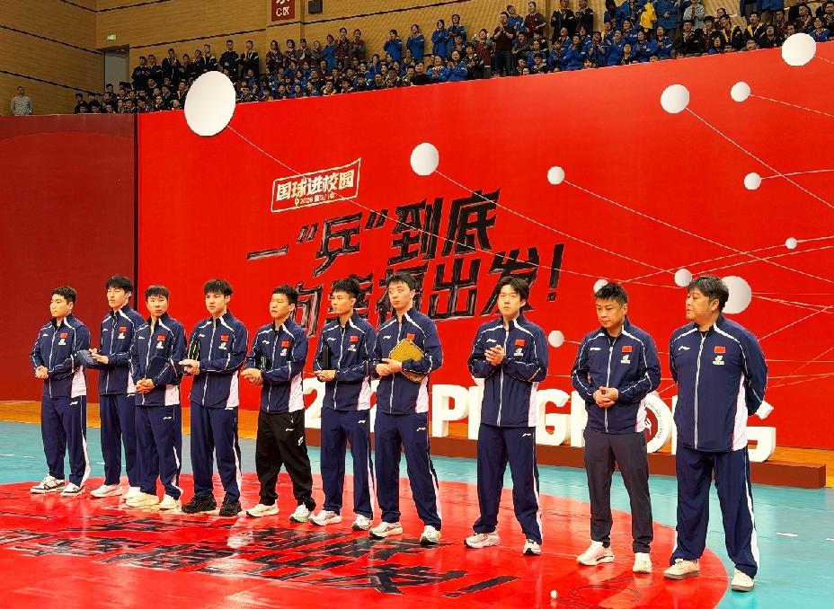 王皓带着他的“解药”和一堆“逆子”，参加重庆八中进校园活动，不得不说这一排男