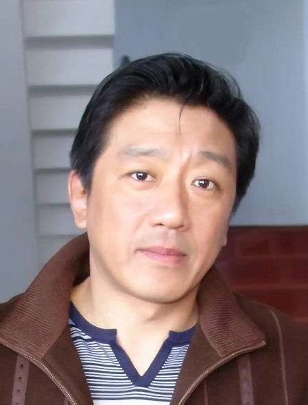 当年，陈国军筹拍《末路1997》，可演白宝山的演员突然说：“得给我加薪，不加薪我