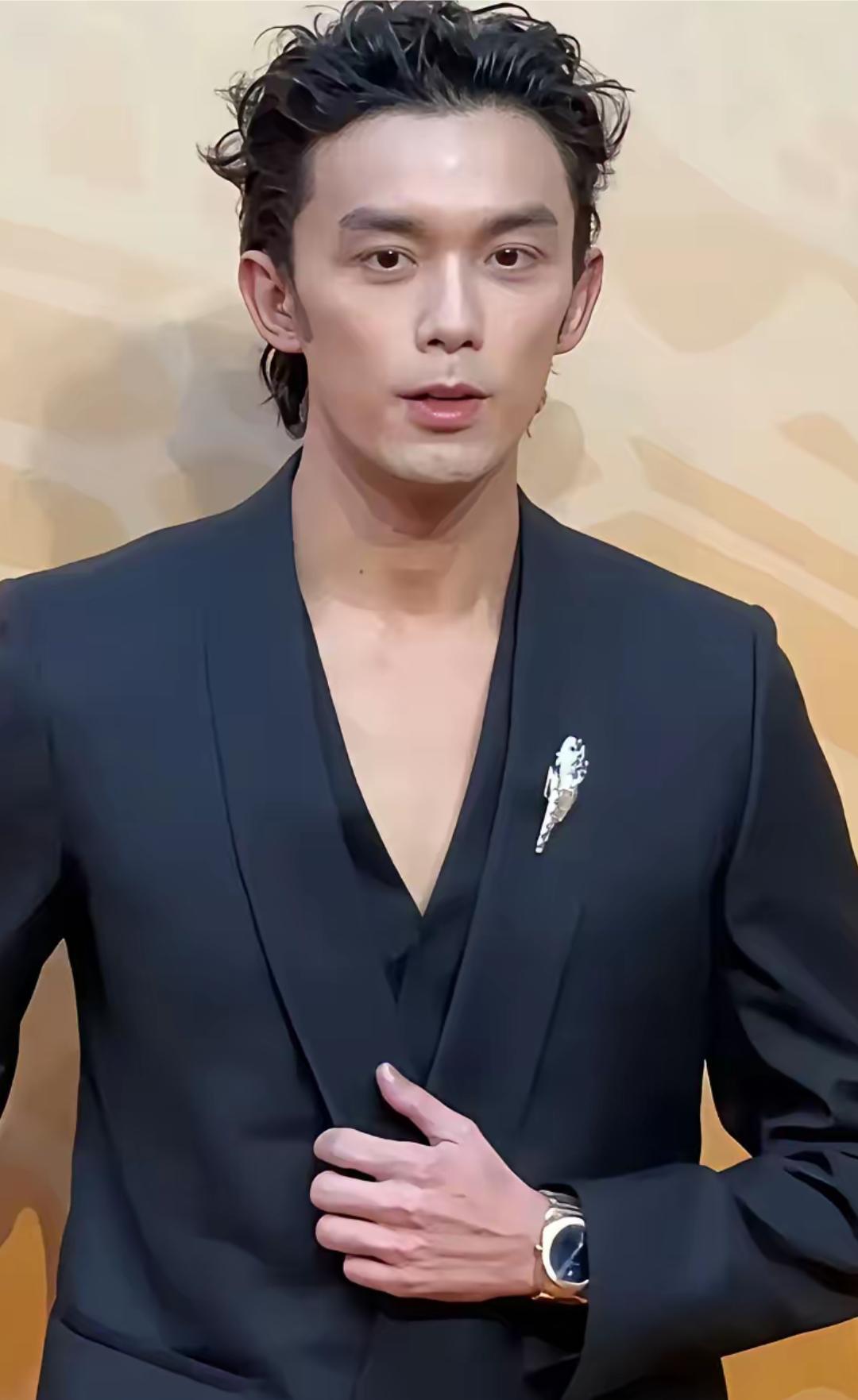 吴磊现在怎么变成这样了，瘦到脱相，脸上凹陷，眼神无神，发型也不咱样，看起一点都不