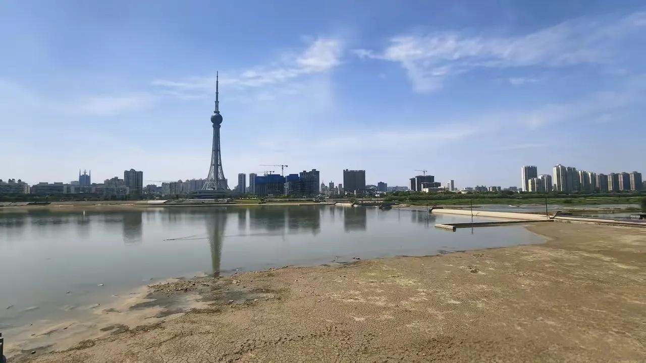 洛阳城市阳台，在设计上，是这座城市向南打开的一扇窗。窗开了，视线本应一路铺展