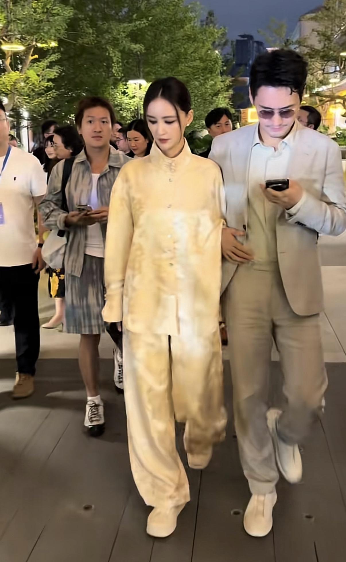 网友武汉大街偶遇袁弘和张歆艺，夫妻俩手腕手逛街，看得出来两人的感情好得没话说，张