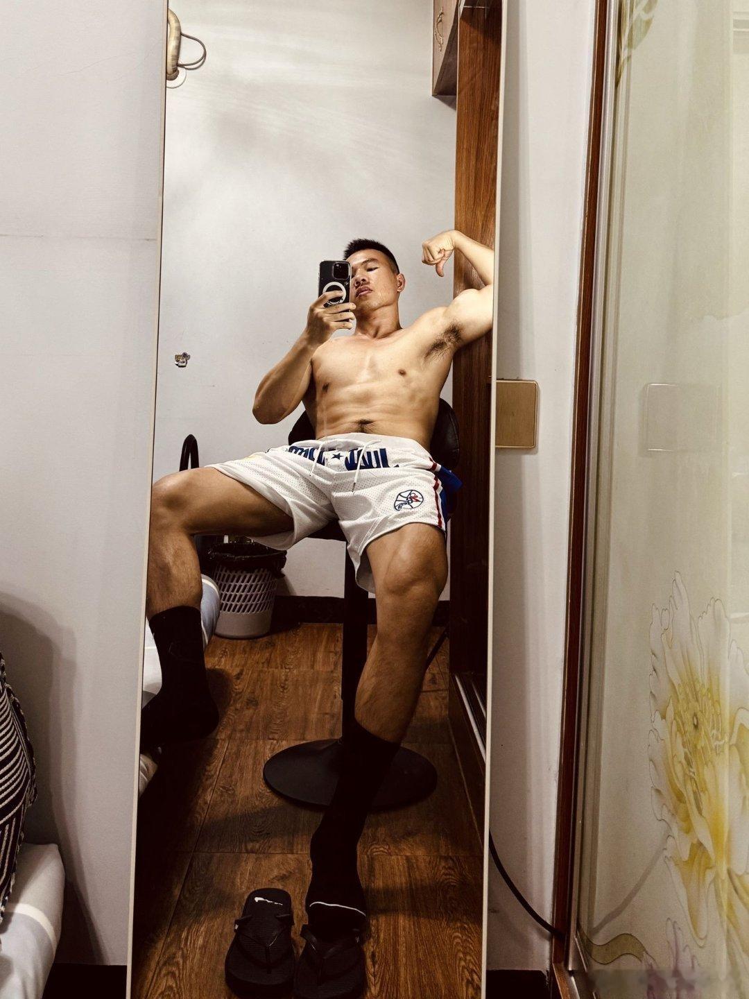 肌肉男帅哥很喜欢体育生