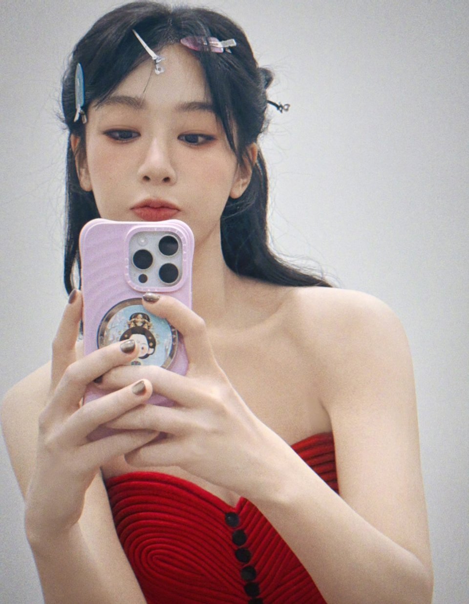 杨紫被抓包在自拍杨紫在11月25日的华伦天奴活动在后台休息时自拍，被眼尖的粉丝“