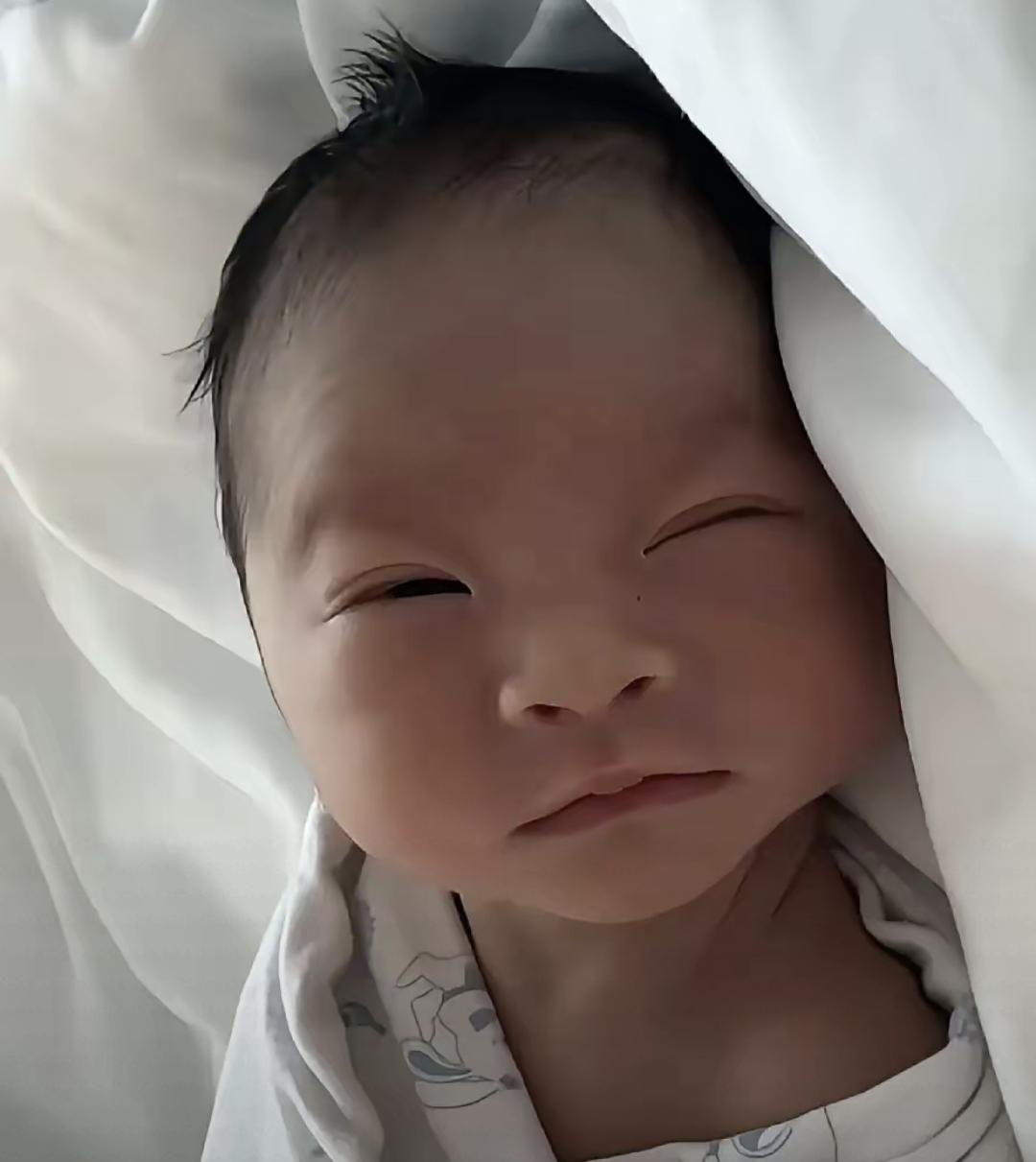 最近马筱梅生完孩子，发了几张宝宝睡觉的照片，眼睛挺大，双眼皮也明显，底下评论刷屏