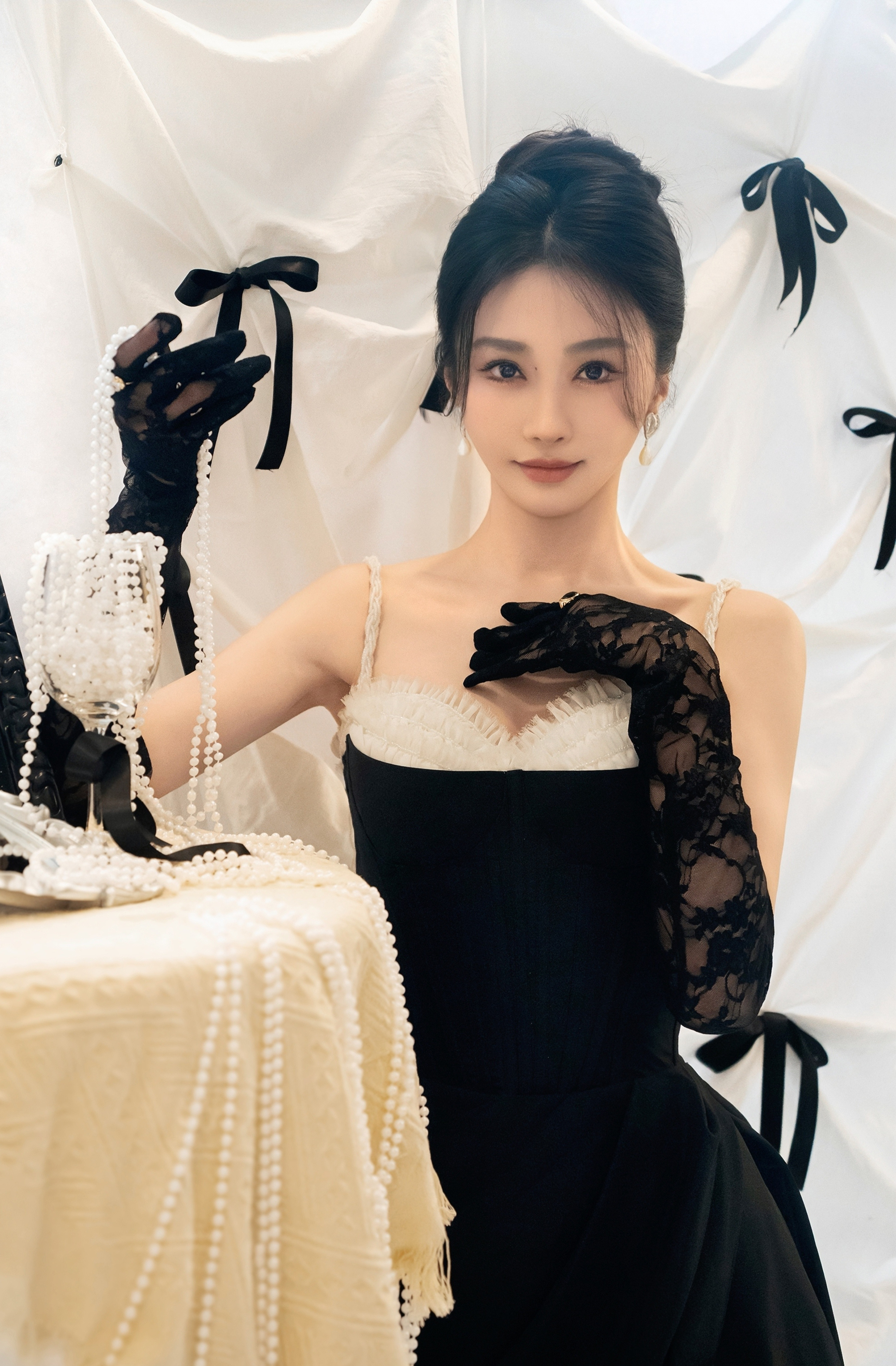 陈冰挺孕肚和陈牧驰会友聚餐陈冰黑蕾丝攻速手套