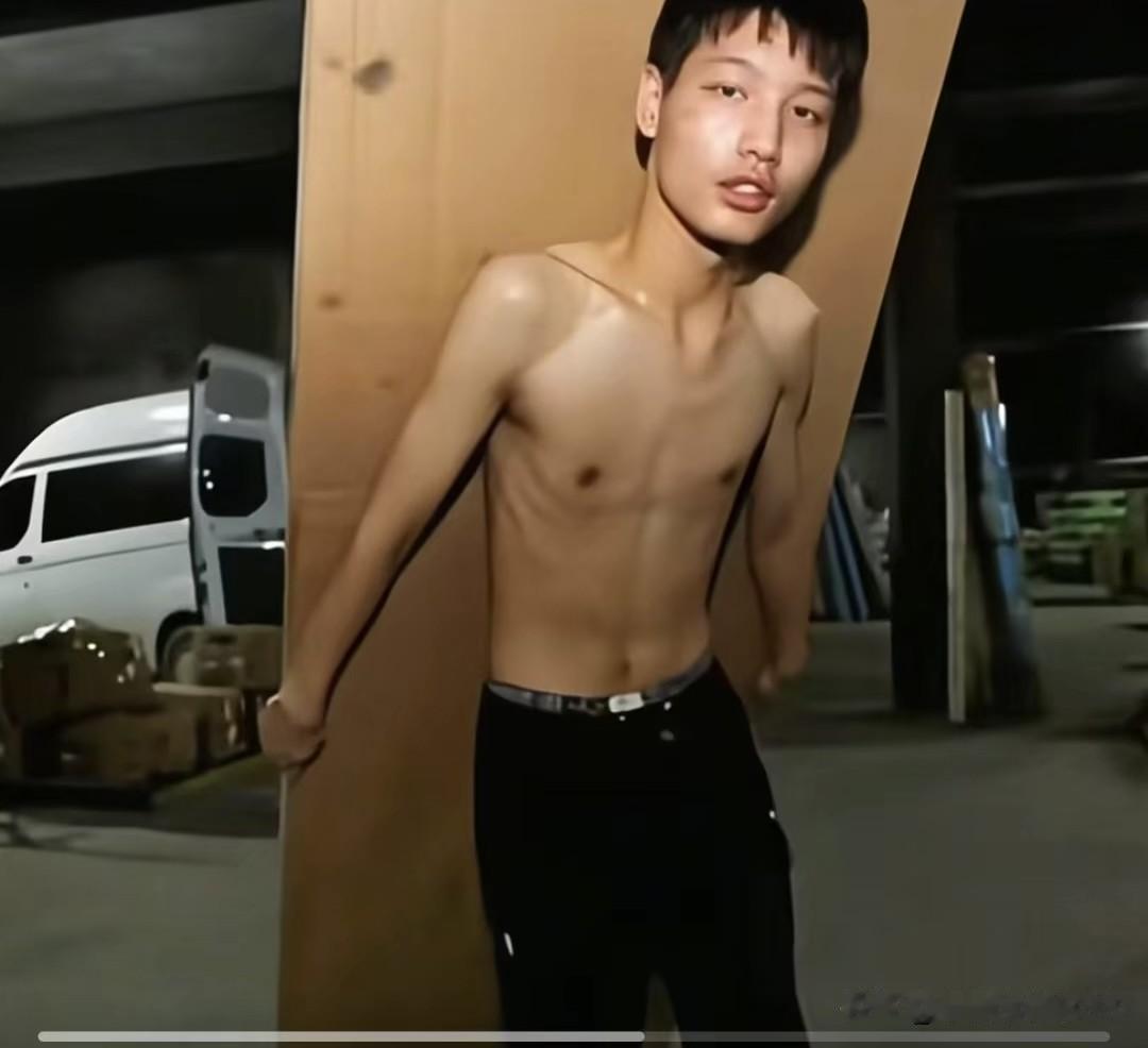 16岁少年搬货救妹：“我可以烂在泥里，但我妹不行！”16岁本该是在校园里撒