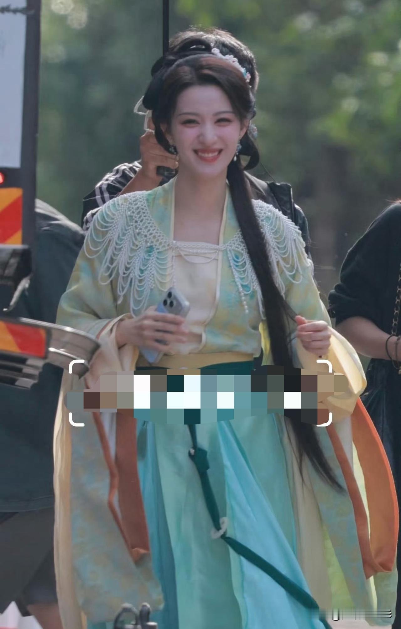 陈哲远、王楚然的《浮生》首套妆造咋样！易小雅团队的作品，一个用力过猛像个花孔雀，