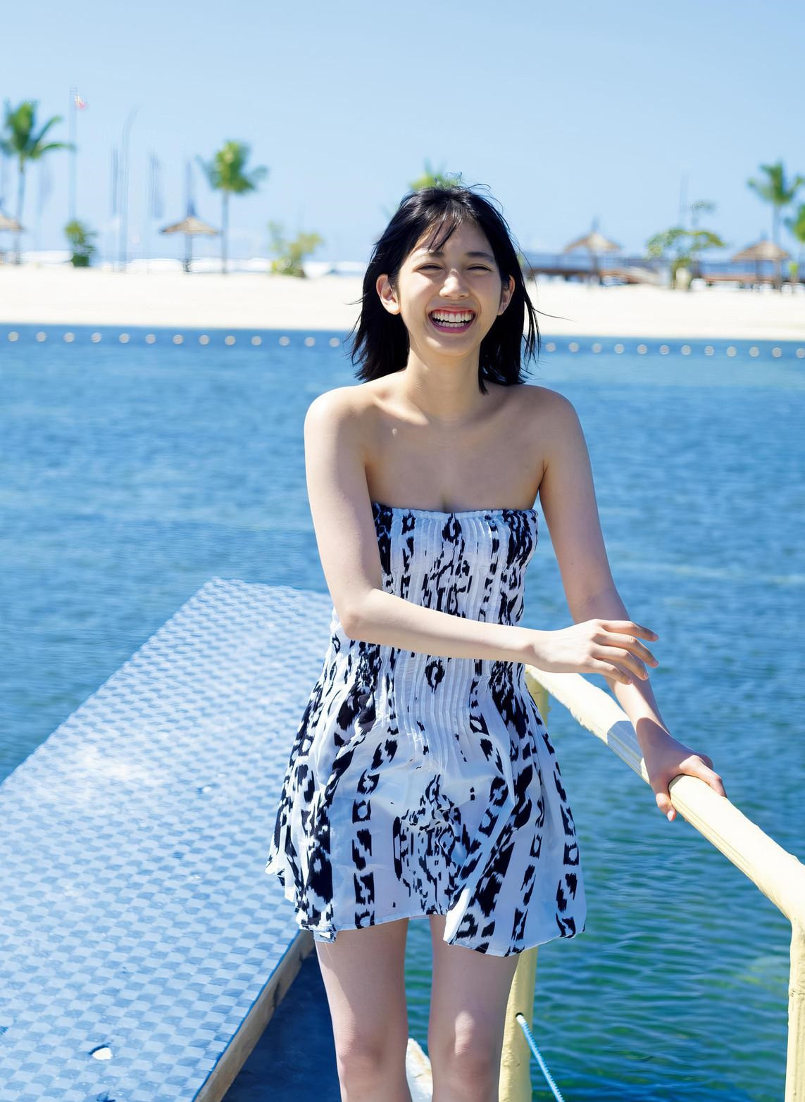 美女海边度假随拍，这穿搭看着就舒服