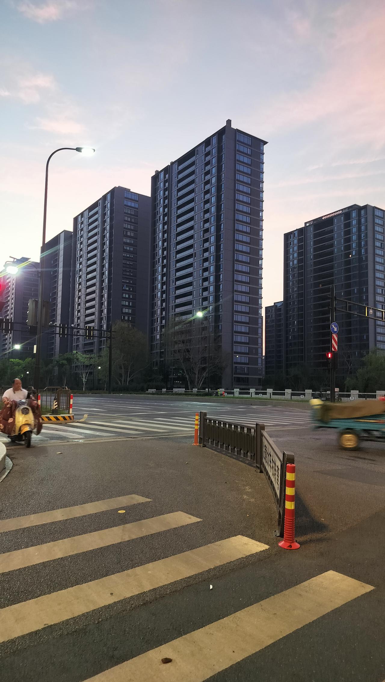 大清早发微信给几个房产中介，我要卖房，只要能脱手，价格好商量。10年我