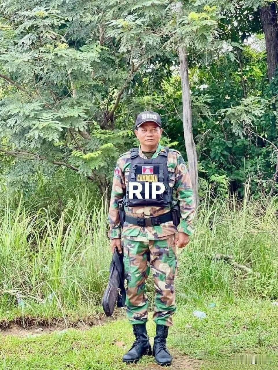 12月8日，柬埔寨王家军警卫司令部（洪森总统卫队）副司令陈春中将遭泰军袭击身亡。