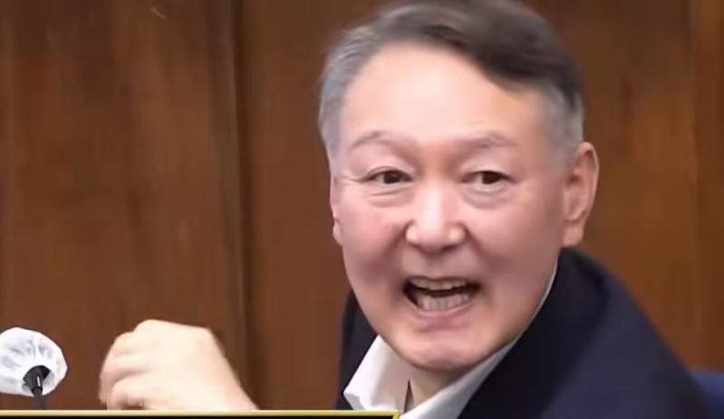 这个世界上，有听到自己可能被判处死刑，还能疯狂大笑的，估计只有尹锡悦一个了吧！