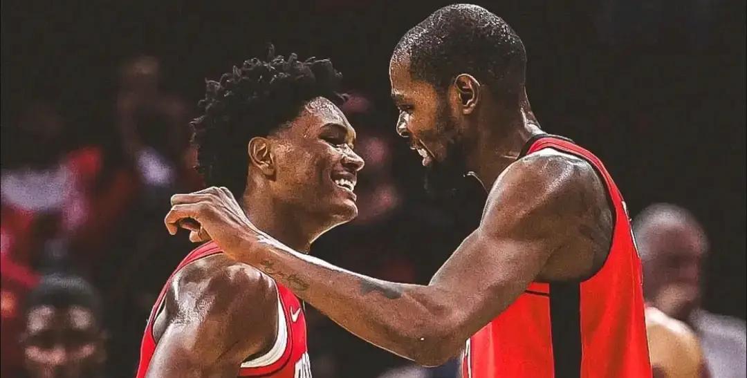 别让杜兰特持球了，太对了。最新数据揭穿一个幻觉：近五场，杜兰特一被包夹，失