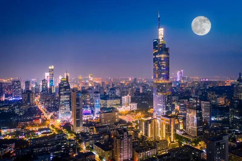 2021年南京房价见顶后就开始回落。从全国房价趋势看，2021年是最高点，此后一